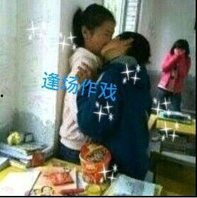 六年级小学生亲吻视频,六年级学生温馨亲吻记录