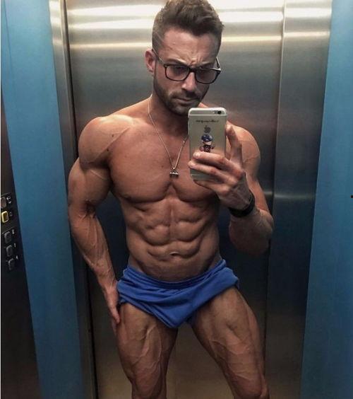 肌肉男被打视频,惊人一幕引网友热议