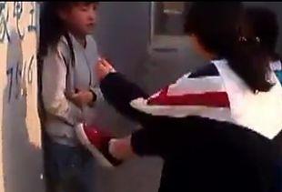 小孩打人视频,孩子打人视频引发社会关注